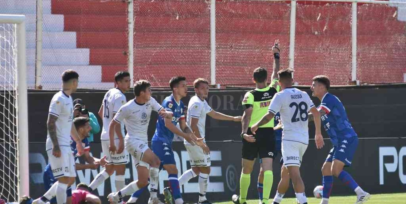 Multa por gritos y golpes en la puerta del vestuario del árbitro