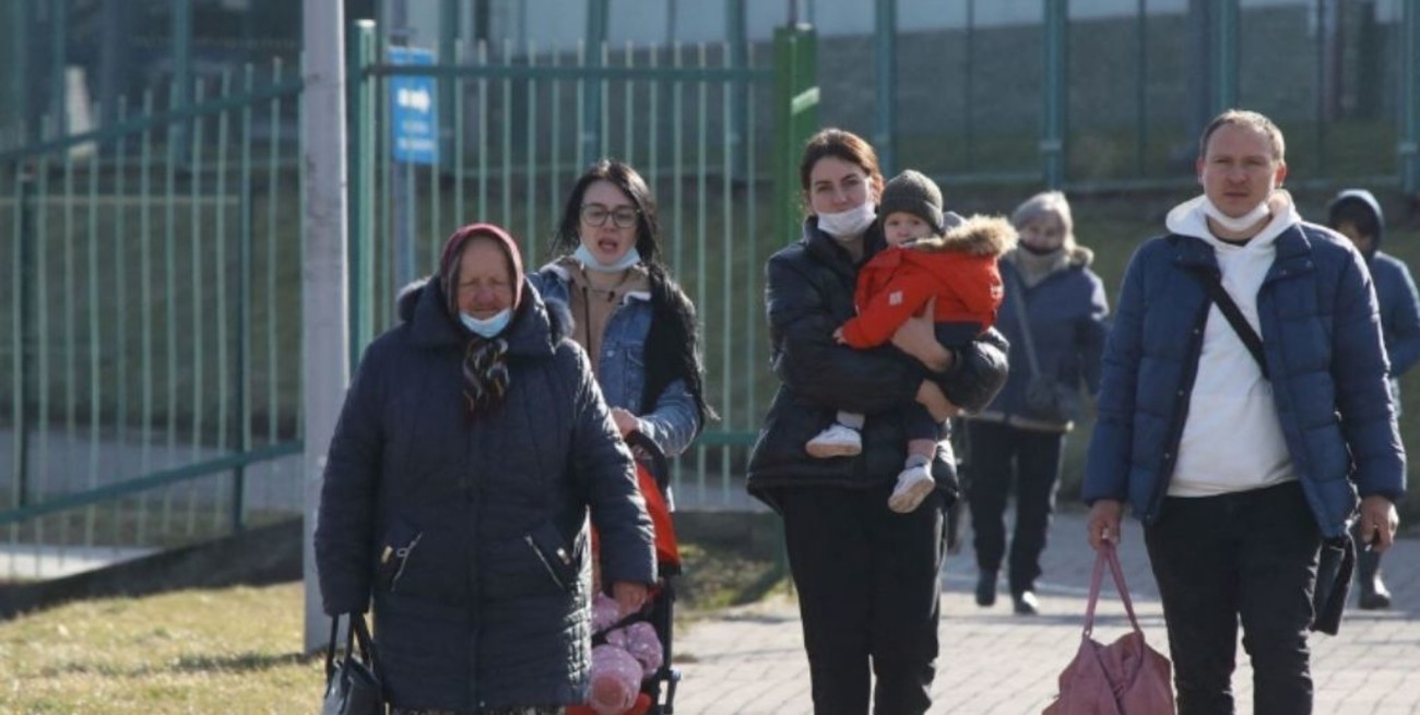 El avance ruso en Ucrania obligó el desplazamiento de aproximadamente 100 mil personas