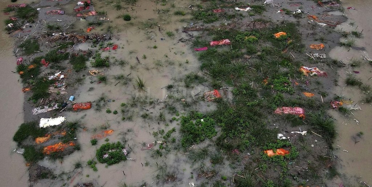 La creciente del río Ganges desenterró cientos de cadáveres, muchos muertos por Covid