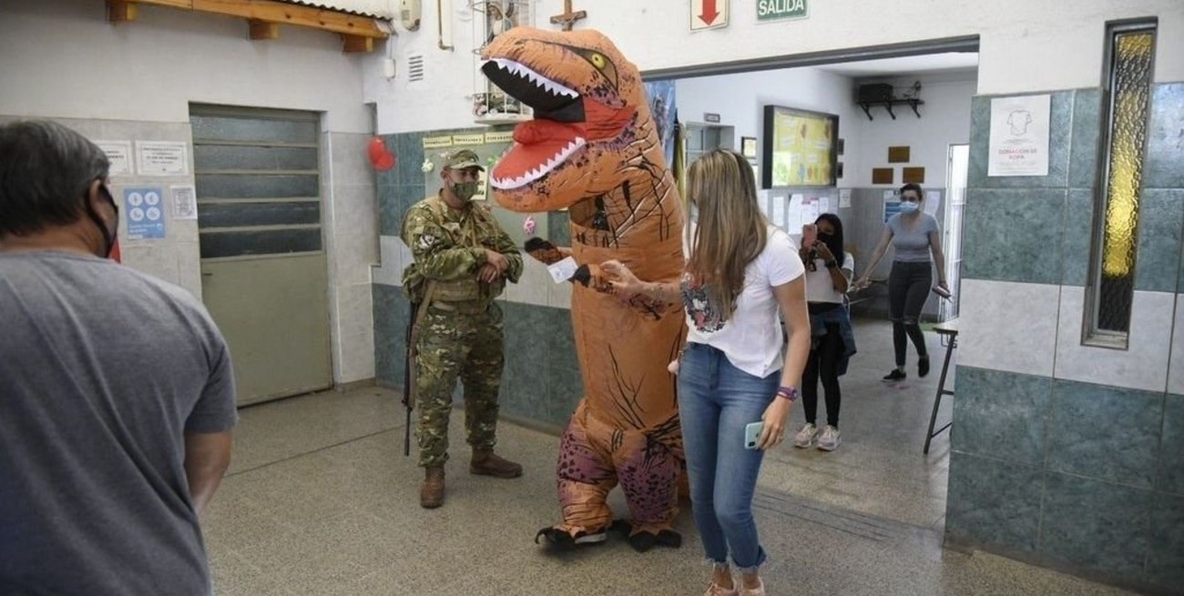 Sorpresa en Rosario con la aparición de un "dinosaurio" para votar en las elecciones 2021rosario