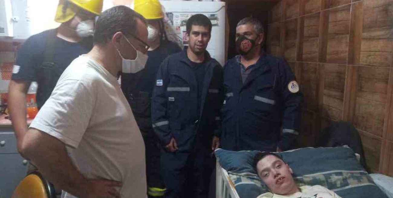 Cortes de luz: heroico gesto de bomberos asistiendo a un joven electrodependiente 