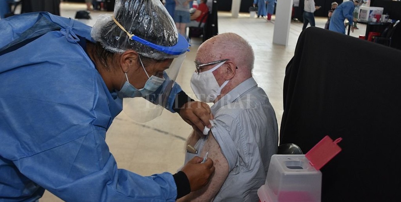 Personal de salud y mayores de 70 años recibirán una tercera dosis de la vacuna anticovid