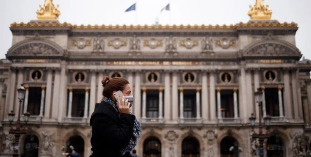 París reimpuso el uso obligatorio de mascarillas en espacios exteriores