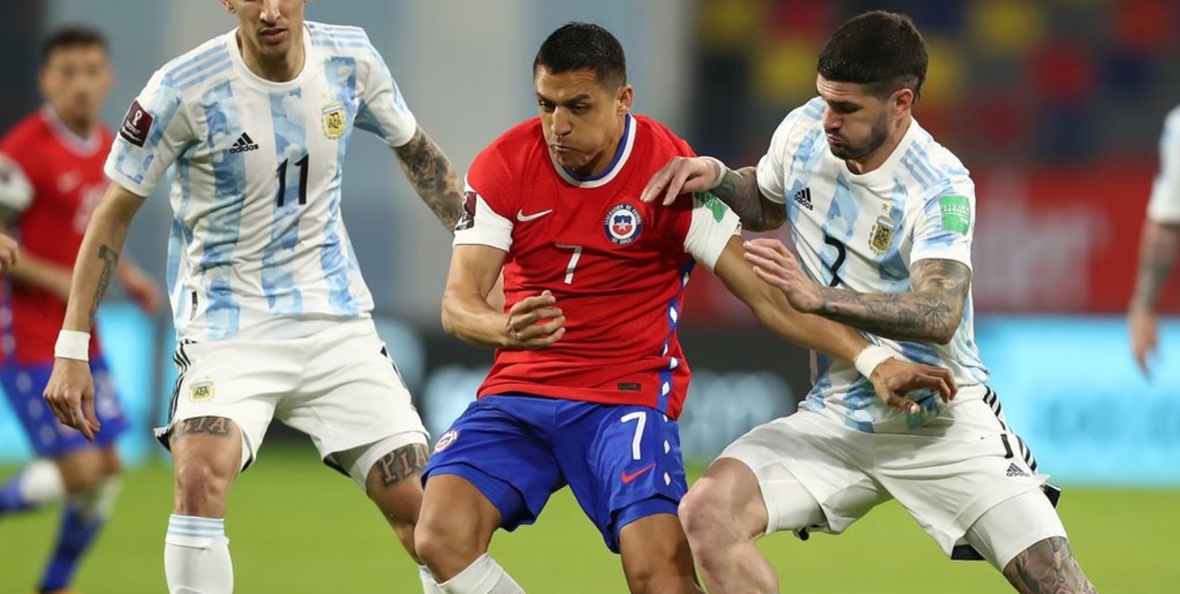 Argentina enfrenta a Chile por la Copa América: horario, tv y posibles formaciones