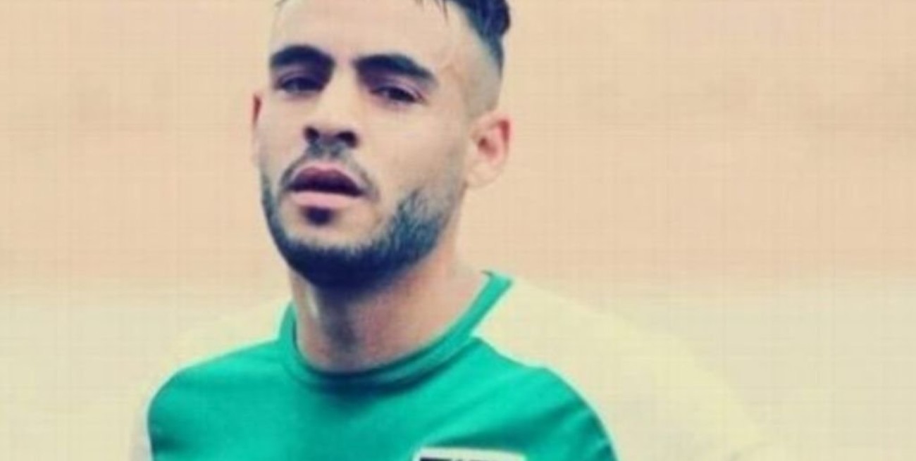 Video: murió un jugador de fútbol en pleno partido de la segunda división de Argelia