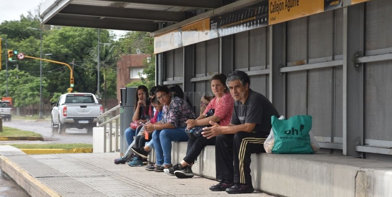 Una parada de micros frente al Iturraspe para pacientes que llegan desde el norte