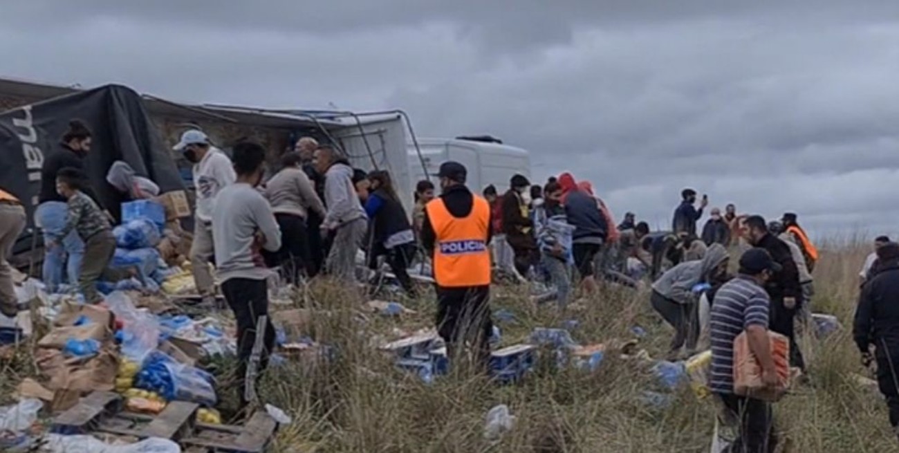 Video: saquearon un camión que volcó con alimentos en Buenos Aires