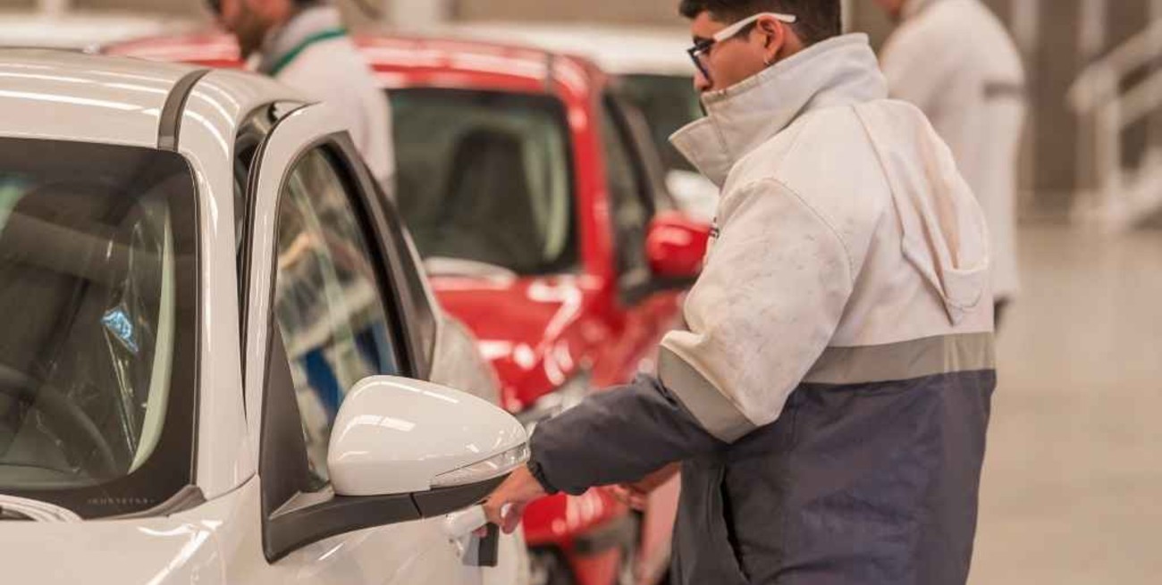 Producción automotriz bajó 5,8% en octubre, pero creció en el interanual 