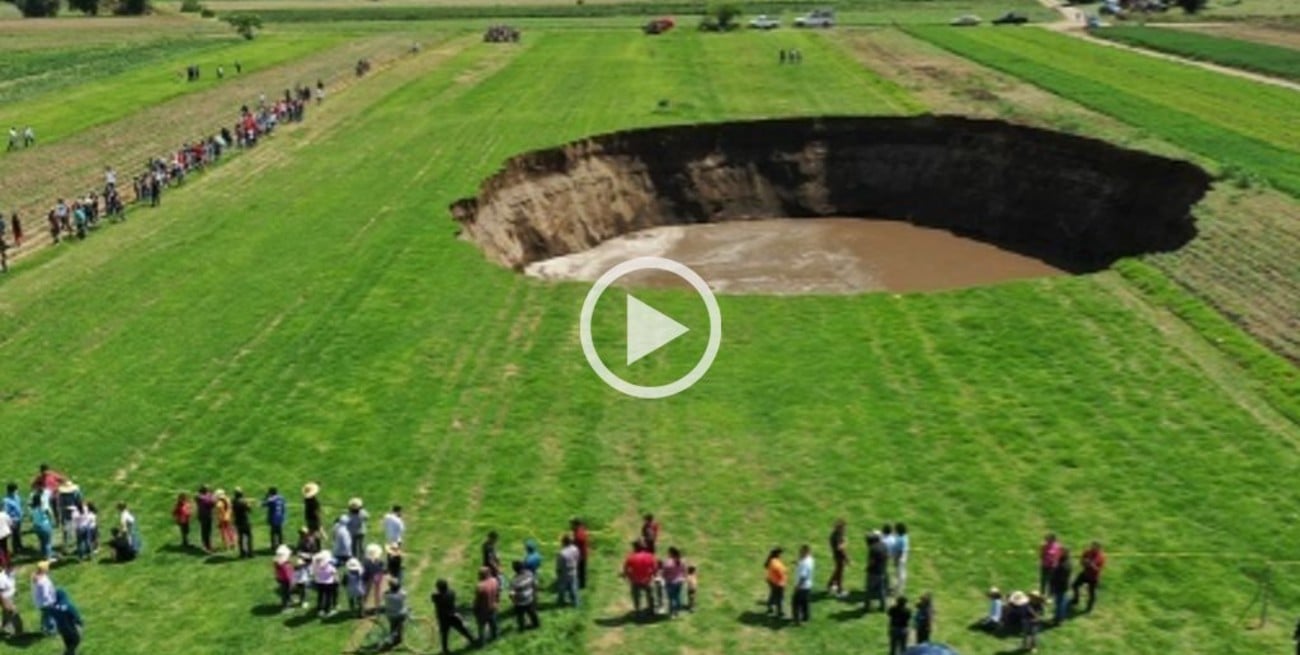 Video: preocupa un enorme socavón aparecido en México