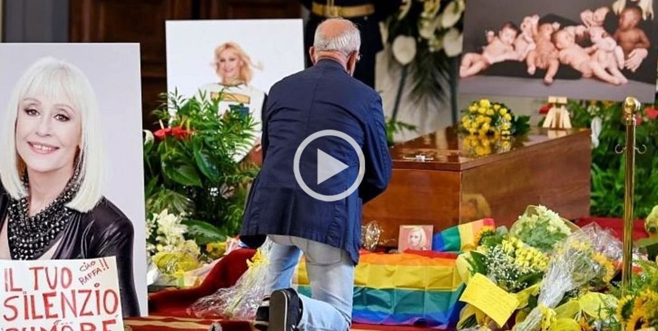 Video: largas colas para ingresar al multitudinario funeral de Raffaella Carrà 