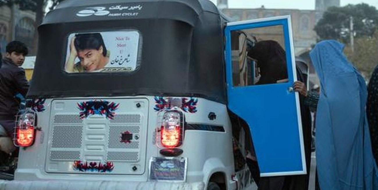 Los talibanes prohibieron que las mujeres afganas viajen más de 70 km sin un familiar varón