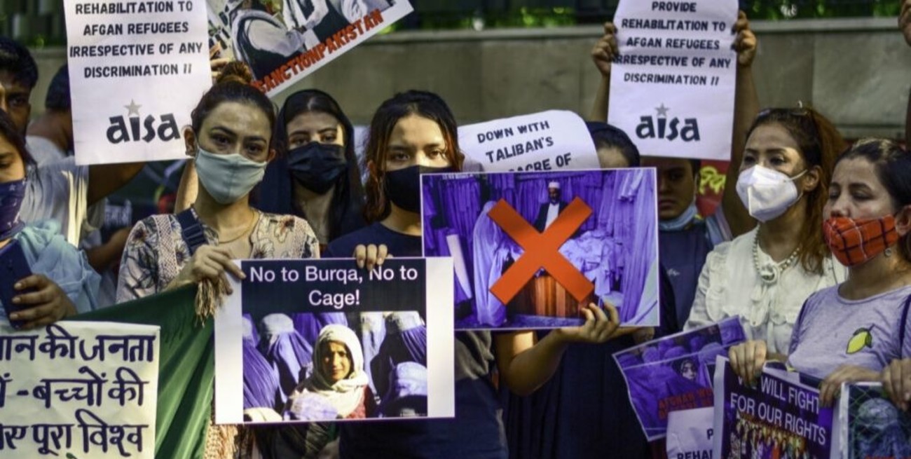 Las mujeres salen a las calles de Kabul después de quedar excluidas del régimen talibán