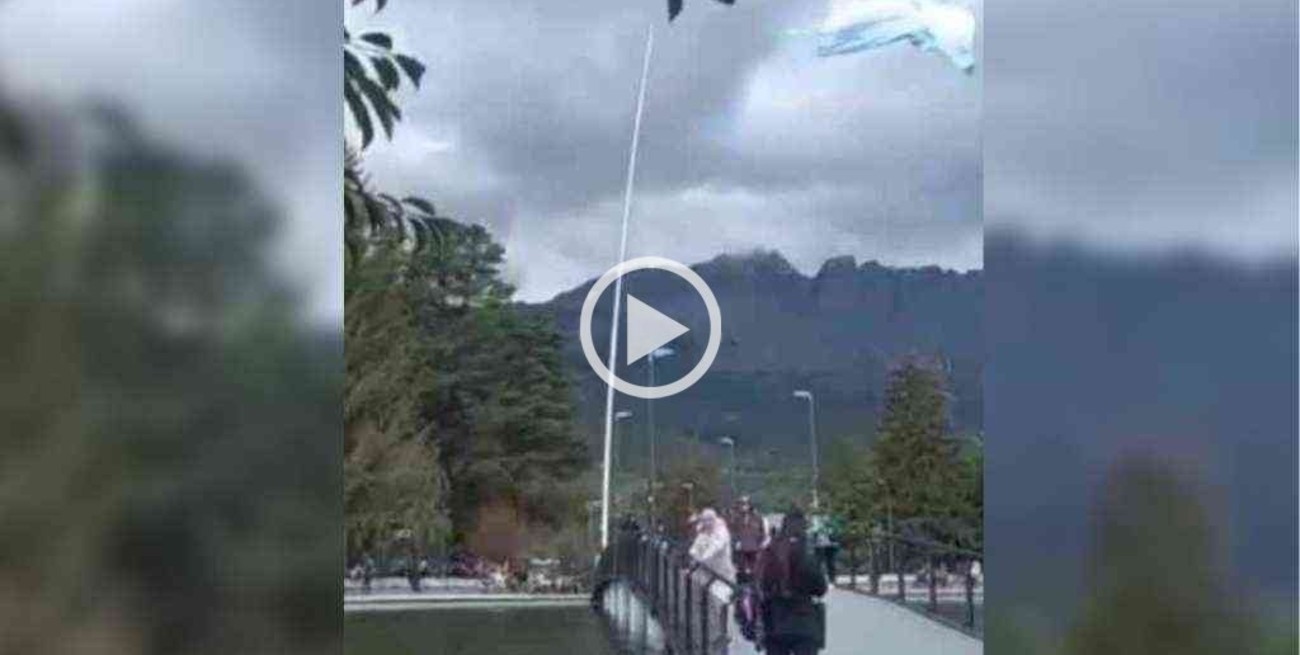 Video: el momento en que el fuerte viento voló la bandera Argentina de una plaza en El Bolsón