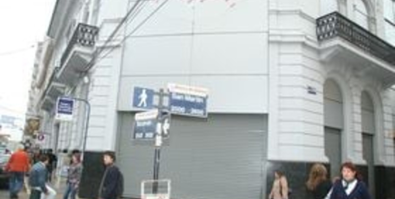 C & A cerró todas sus tiendas del país y dejó a 1100 empleados sin trabajo