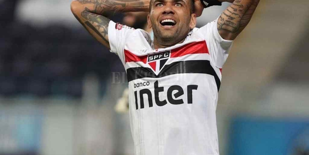 Dani Alves recibió una oferta de un club del fútbol argentino