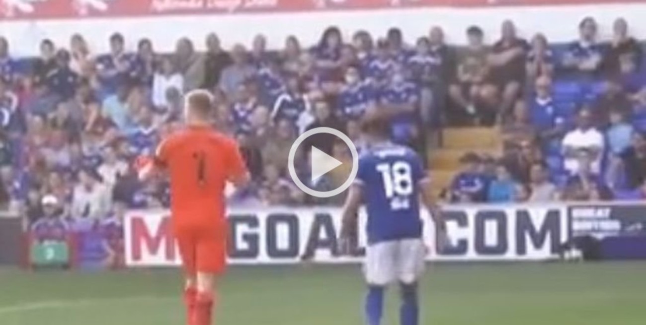 Video: se escondió atrás del arquero y empató el partido en el último minuto