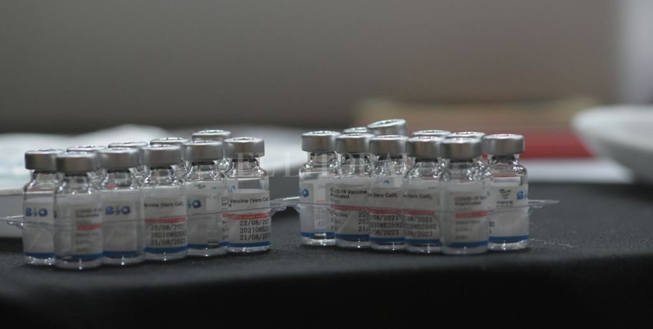 Coronavirus: qué vacunas se aplicarán este martes en Santa Fe y Rosario