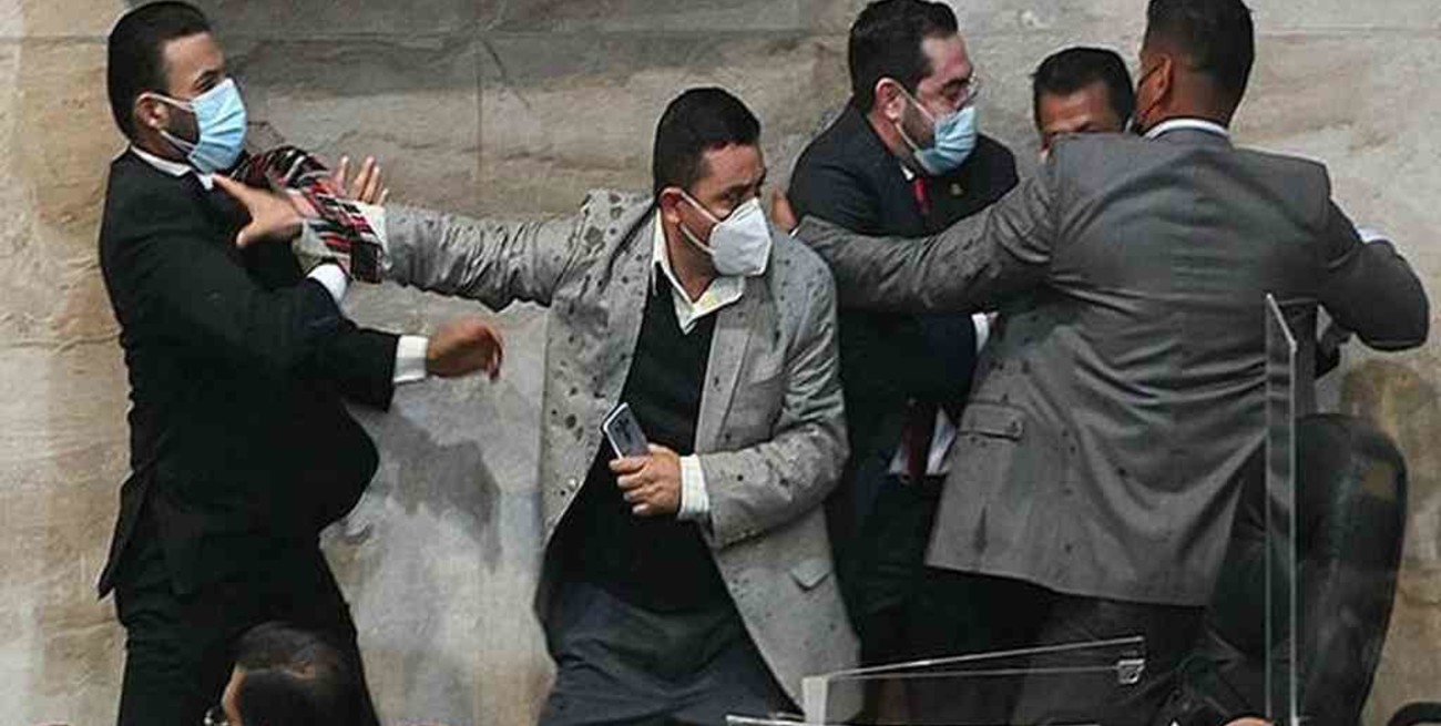 Entre golpes, gritos y empujones: así fue la apertura de las sesiones legislativas  en el Congreso de Honduras
