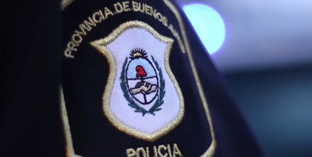 Insólito: un policía acudió a una plaza por ruidos molestos y terminó tomando alcohol con los jóvenes