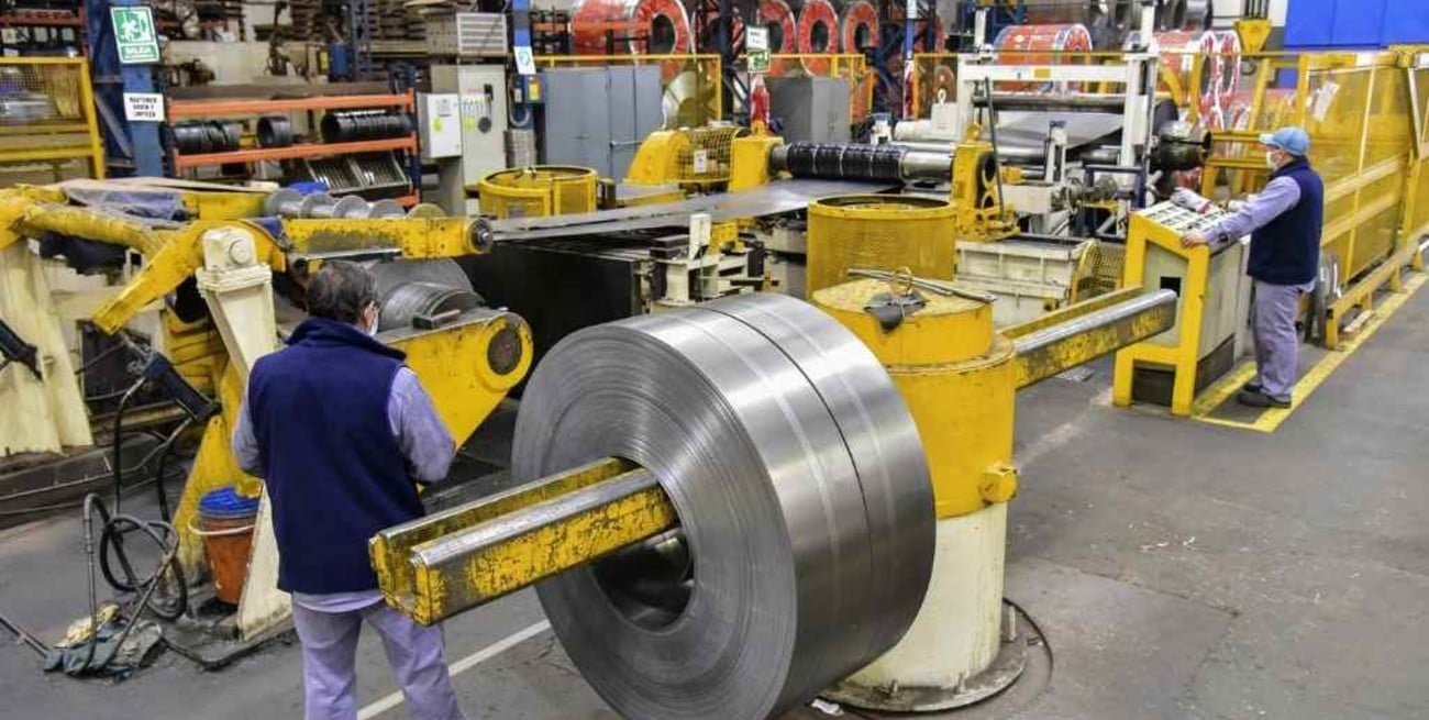 La producción industrial cayó 2,7 % en febrero  