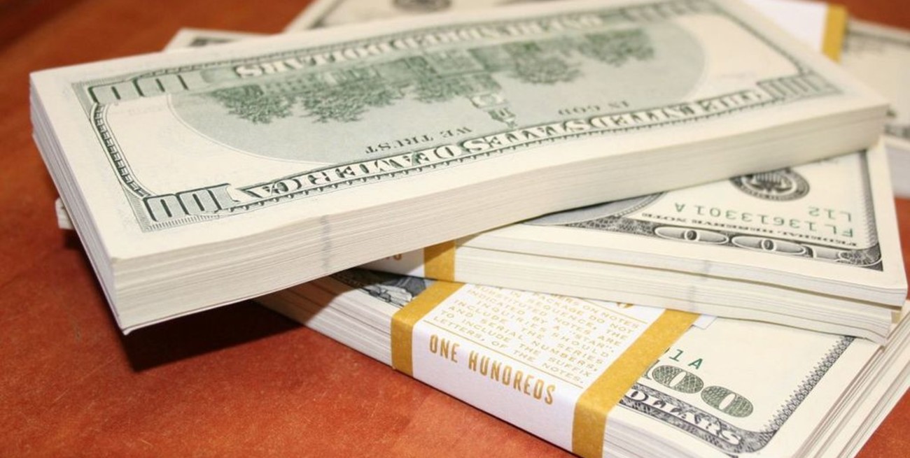 Dólar hoy: aumenta el oficial y el "blue" se vende a $ 155