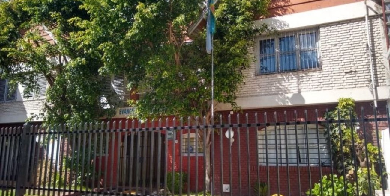 Una discusión en el "chat de mamis" terminó en una brutal pelea entre dos padres: uno perdió el ojo