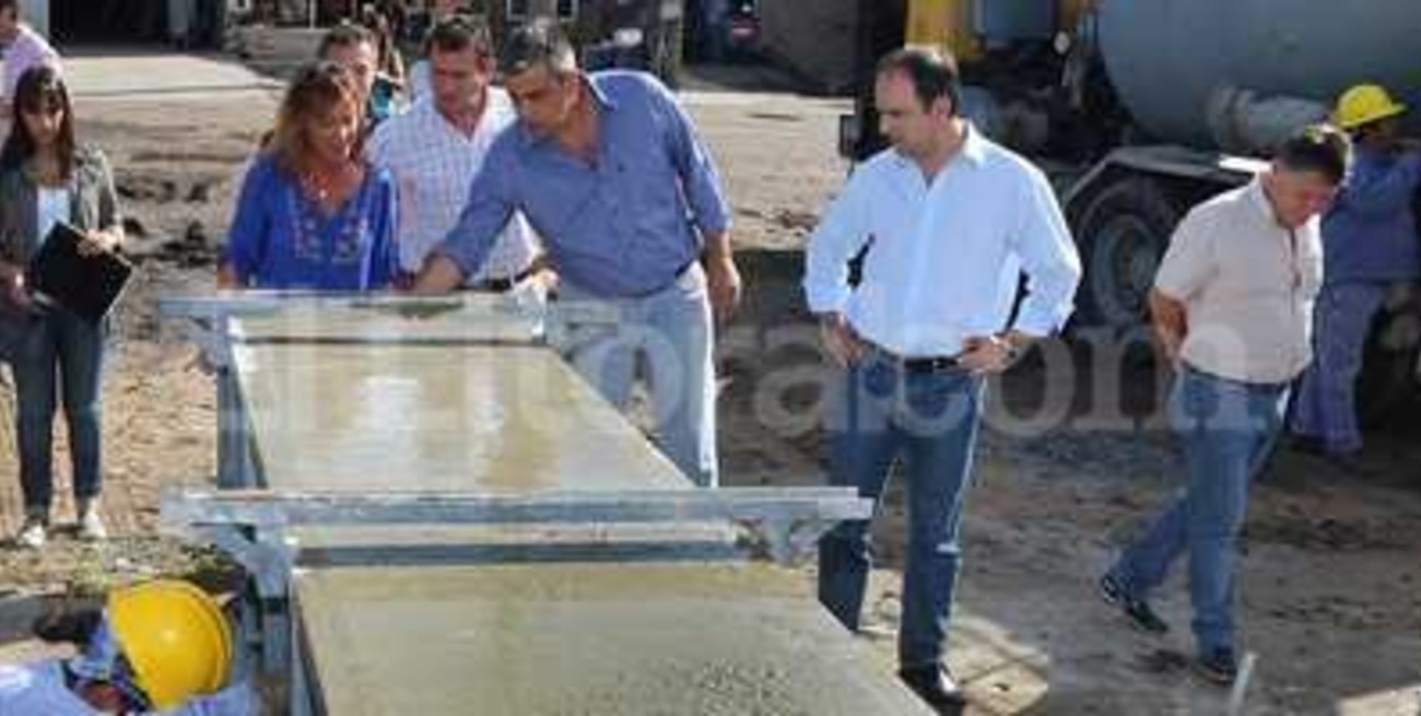 Construyen apeaderos para el tren urbano 