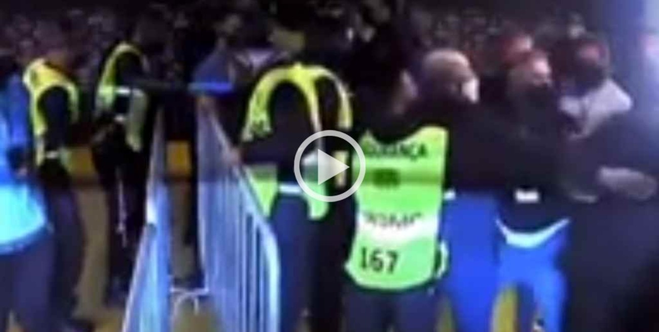 Incidentes entre dirigentes y jugadores de Boca con las fuerzas de seguridad tras el polémico partido 