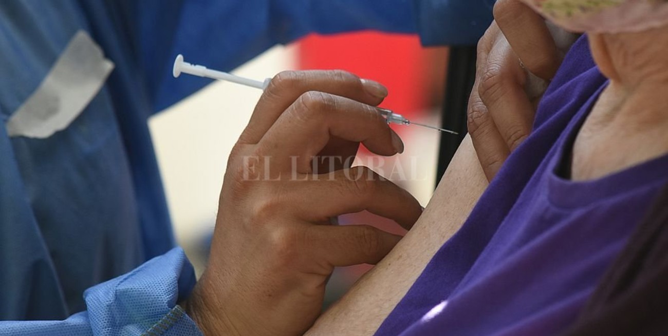 Un estudio santafesino demostró que combinar vacunas triplicó anticuerpos en mayores de 60 años