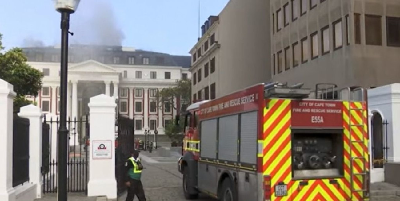 Gran incendio en el edificio del Parlamento de Sudáfrica