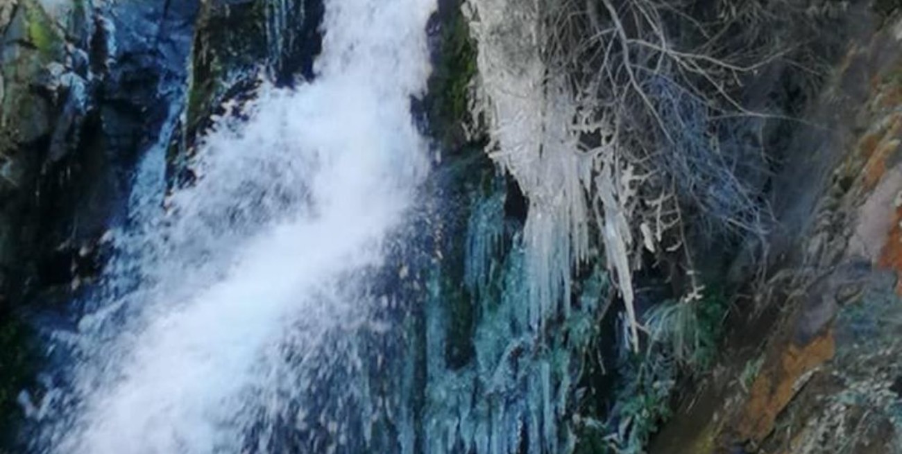 Se congeló la cascada de Salsipuedes en Córdoba
