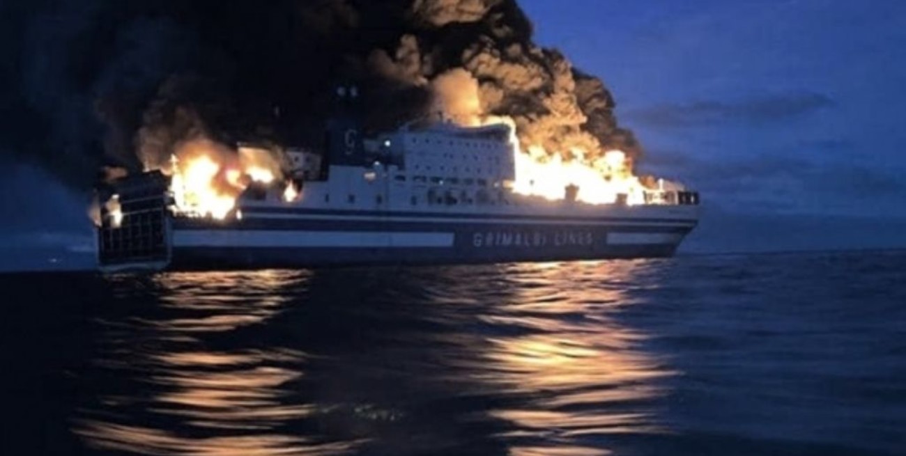 Un barco italiano se incendió frente a Grecia: 270 personas fueron rescatadas y hay desaparecidos
