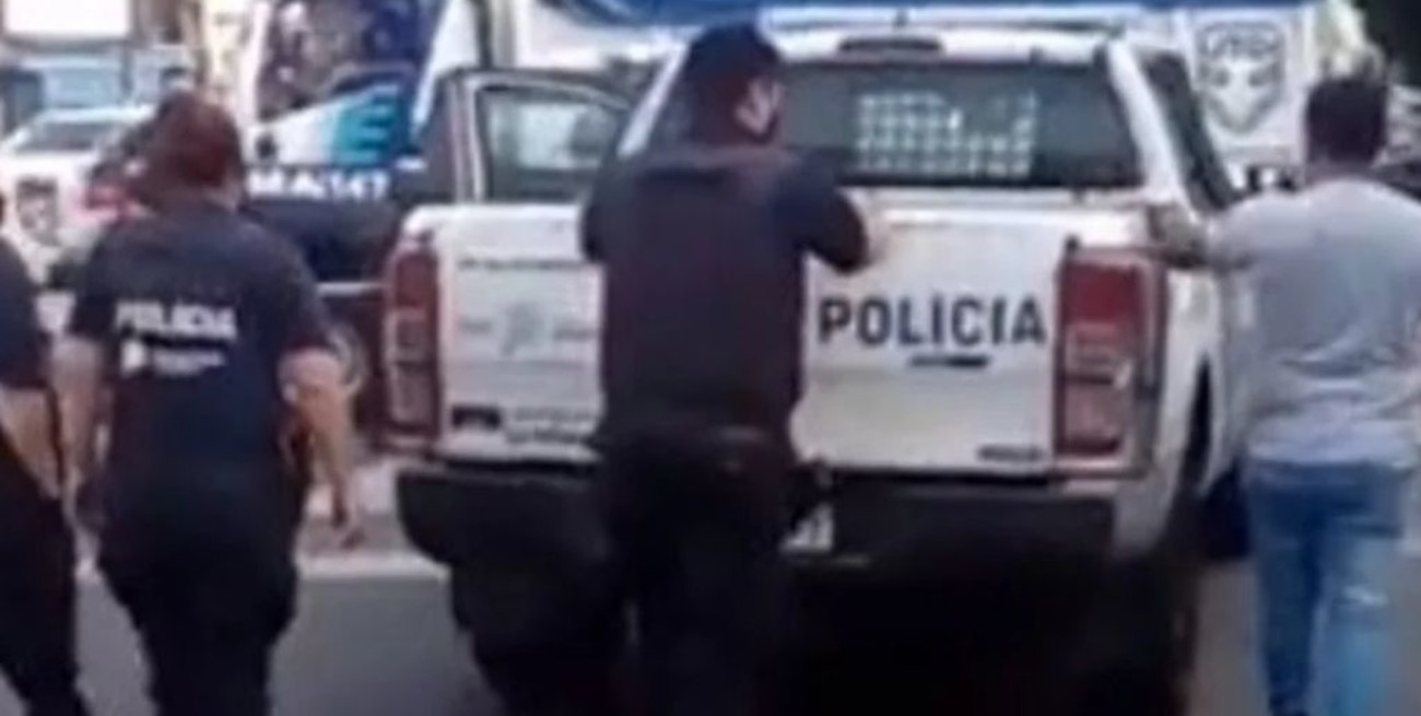 Crimen en Ramos Mejía: uno de los patrulleros enviado al lugar tuvo que ser empujado 