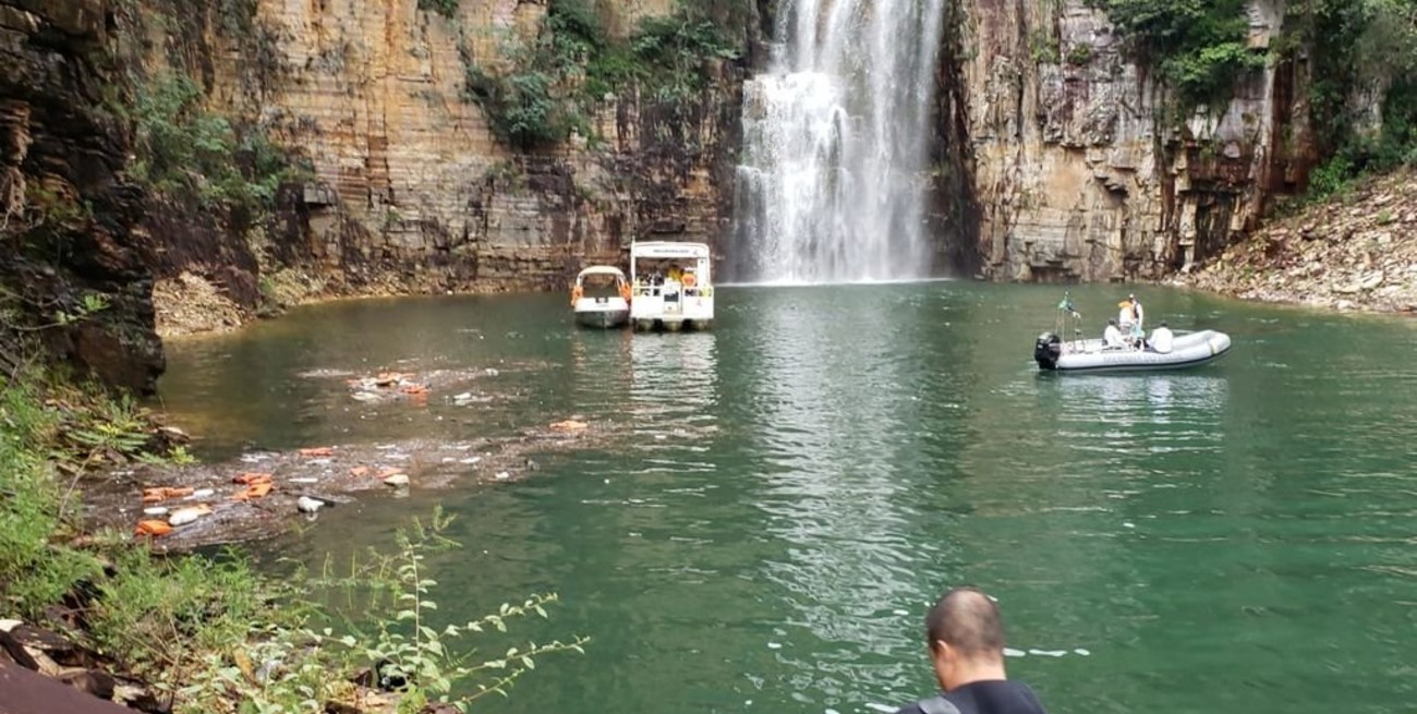 Retoman la búsqueda de desaparecidos tras el derrumbe de rocas que mató a ocho personas en Brasil