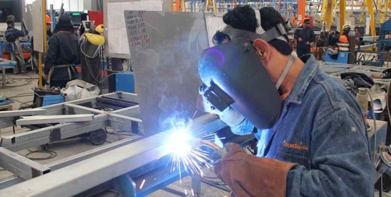 La economía cayó 2,6% en febrero