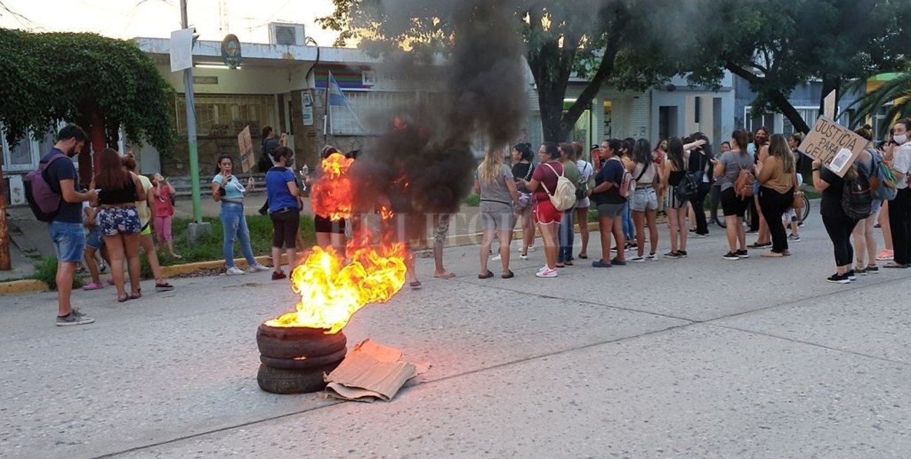 Video: Incidentes en la comisaría de Carcaraña tras el femicidio de Celia Acosta