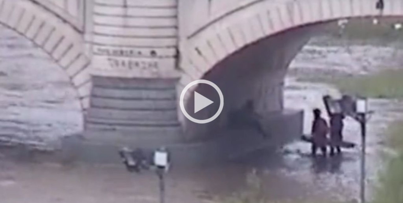 Bomberos rescataron a un hombre atrapado bajo un puente en Córdoba