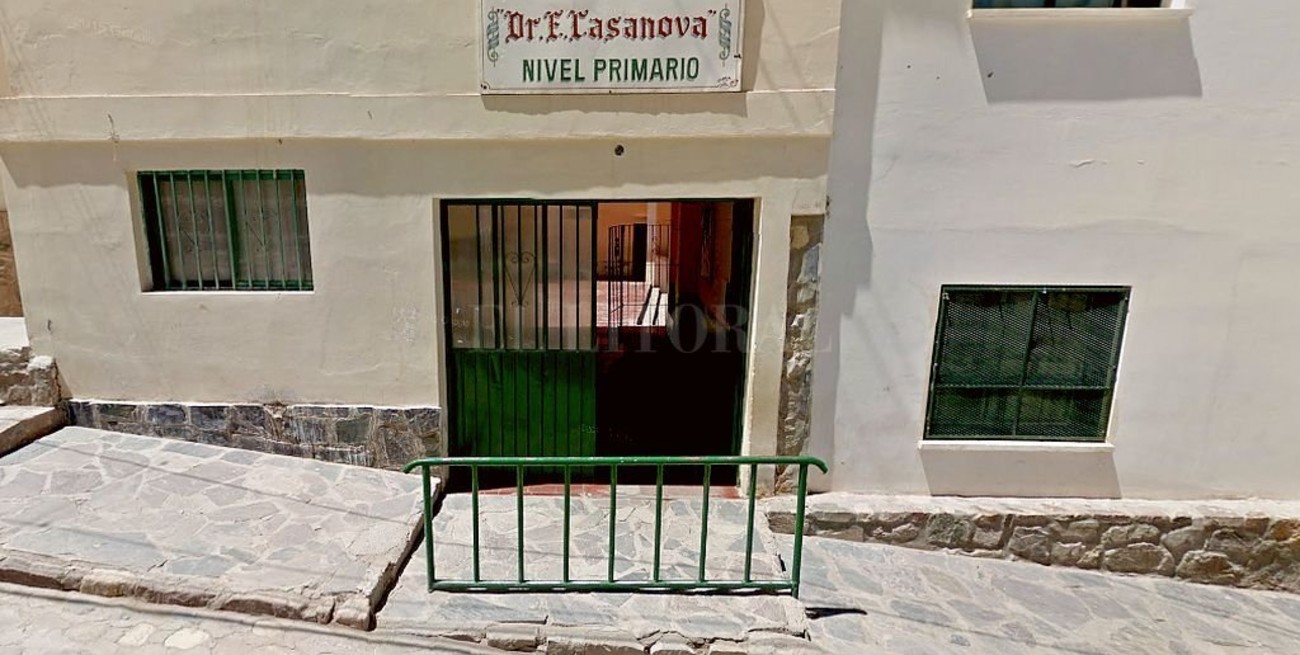 Alumnos retenidos en las aulas, en silencio, sin ir al recreo ni al baño para que Netflix pueda filmar en una escuela