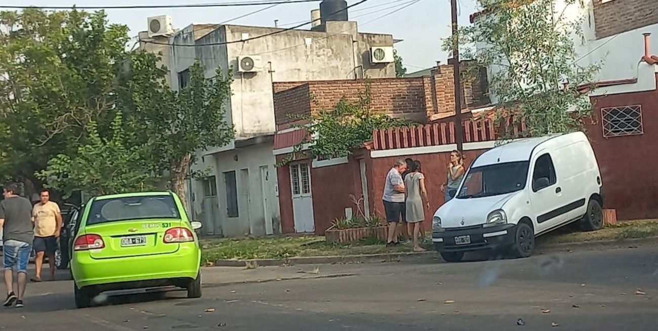 Chocaron un remis y una camioneta en J. M. Zuviría y Sarmiento