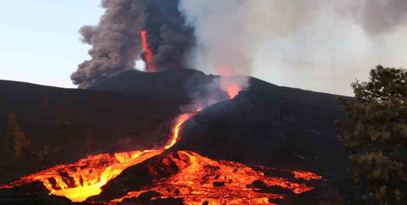 La erupción del volcán de La Palma cumple un mes sin perspectiva de que cese