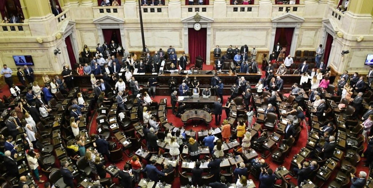 Juraron los 127 diputados electos y Massa fue reelecto como presidente