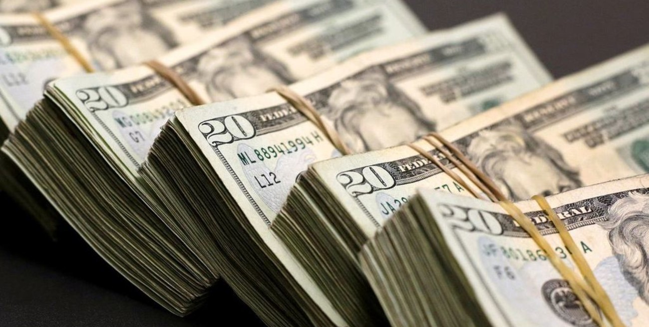 El dólar oficial abre la semana estable y el "blue" se vende a $ 152