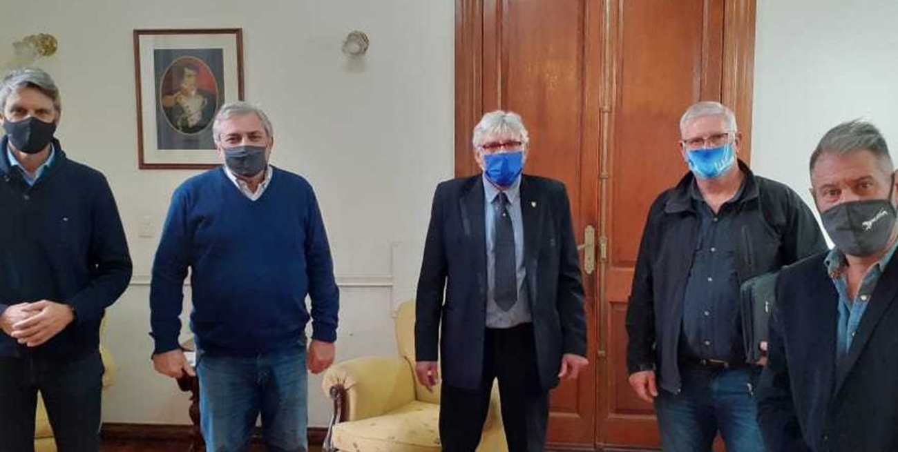 Reunión entre funcionarios provinciales y la Federación Santafesina de Pesca Deportiva y Lanzamiento