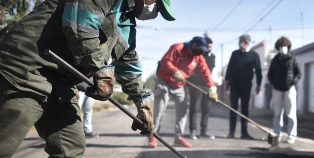 Jatón supervisó los avances de las obras en calle Calcena