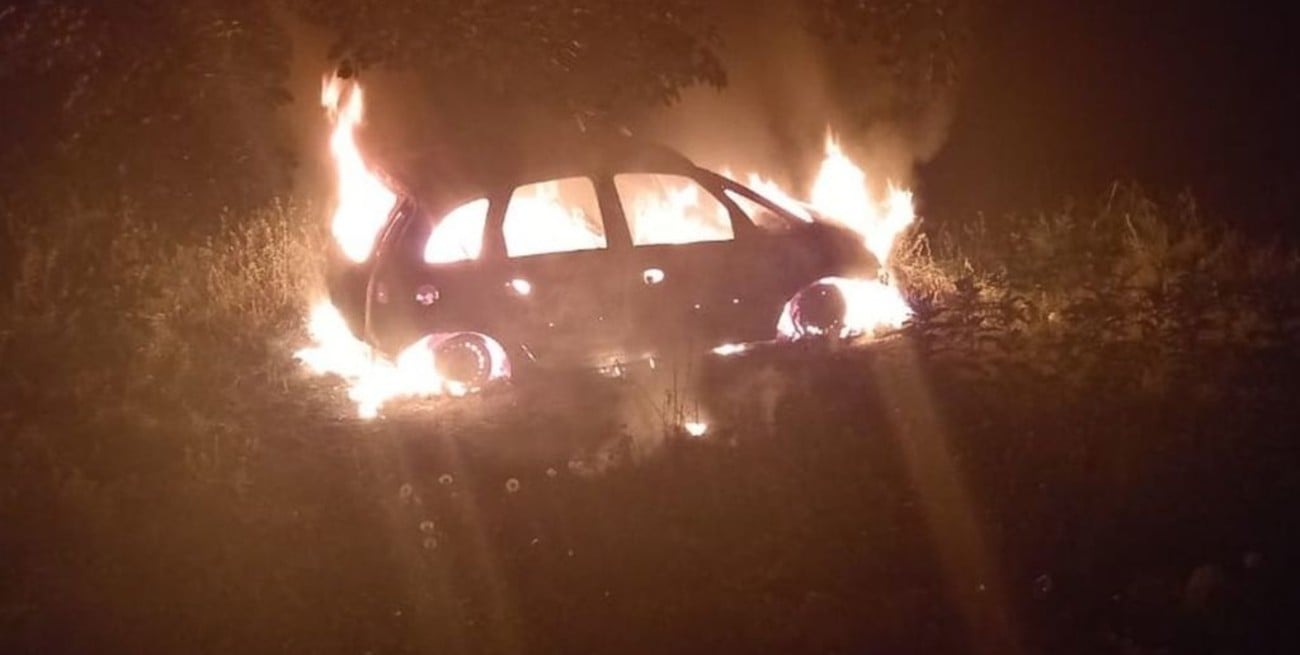 Misteriosa aparición de un auto  en llamas frente al club El Pacú