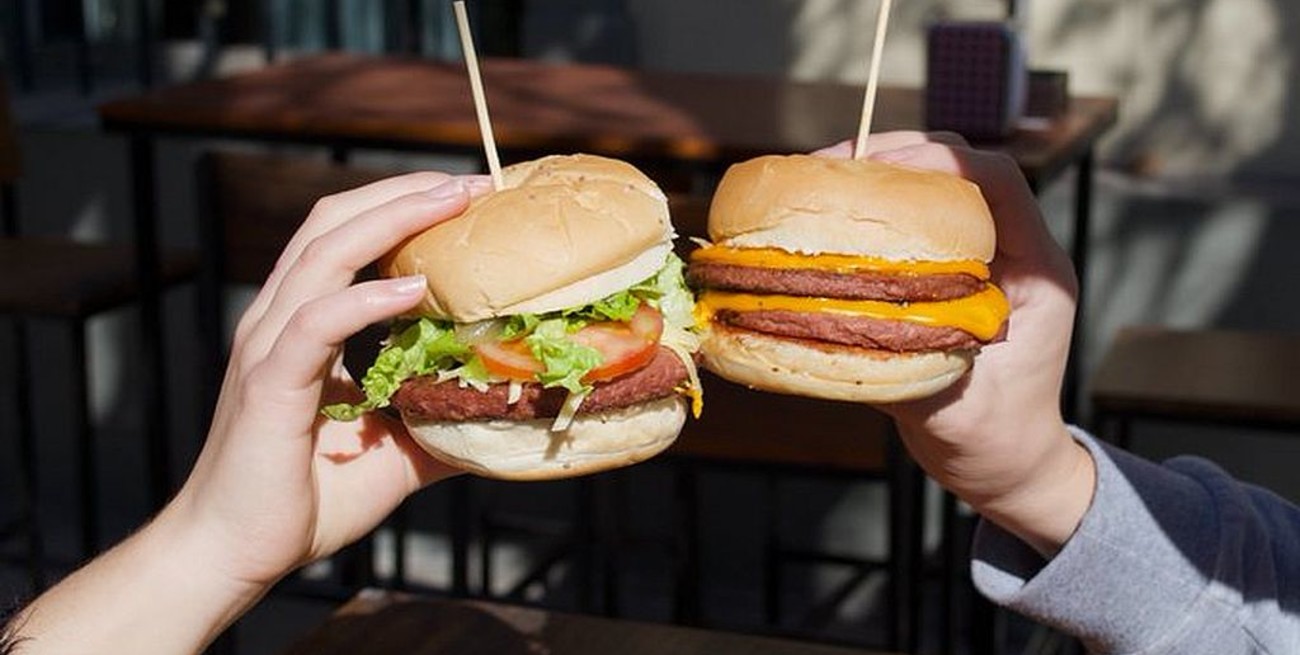 Emprendedores santafesinos desarrollaron una hamburguesa 100% vegetal similar a la tradicional