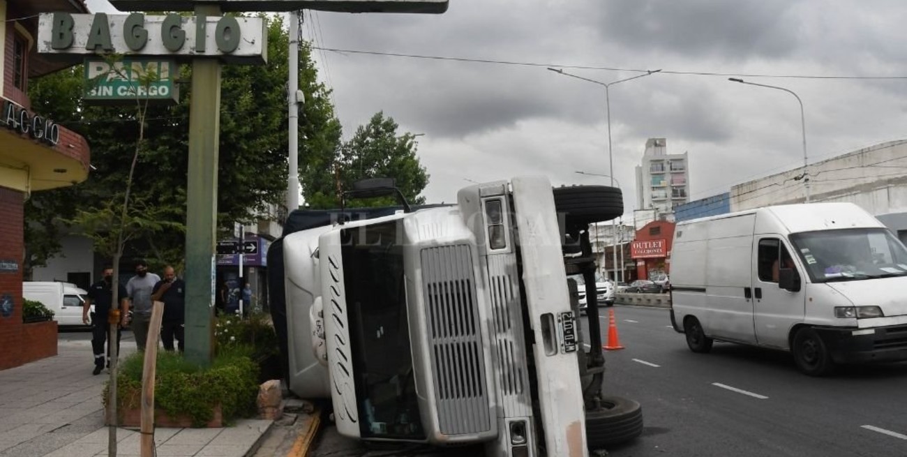 Buenos Aires: impactante vuelco de un camión provocó demoras en el tránsito