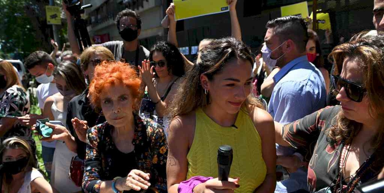 Frente a Consulado brasileño, Thelma Fardin calificó de "escándalo" la situación del juicio a Darthés