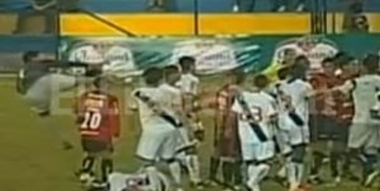 Impresionante patada voladora durante un partido de fútbol