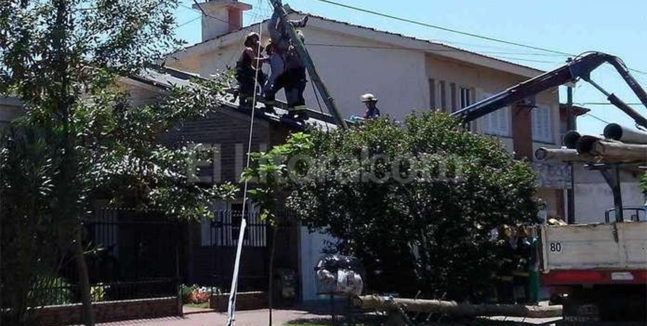 Un operario murió electrocutado mientras intentaban cambiar un poste telefónico